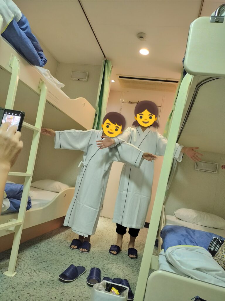 個室で部屋着に着替えて嬉しそうにポーズを取る子供たちの様子