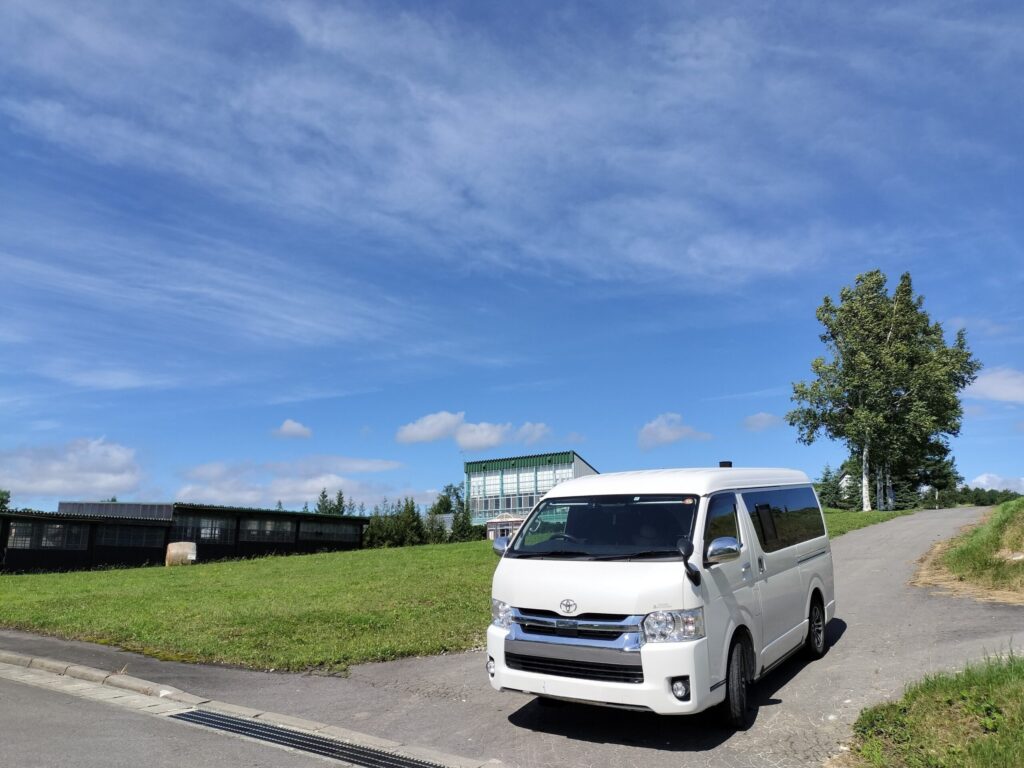 北海道の大地を背景にしたハイエース